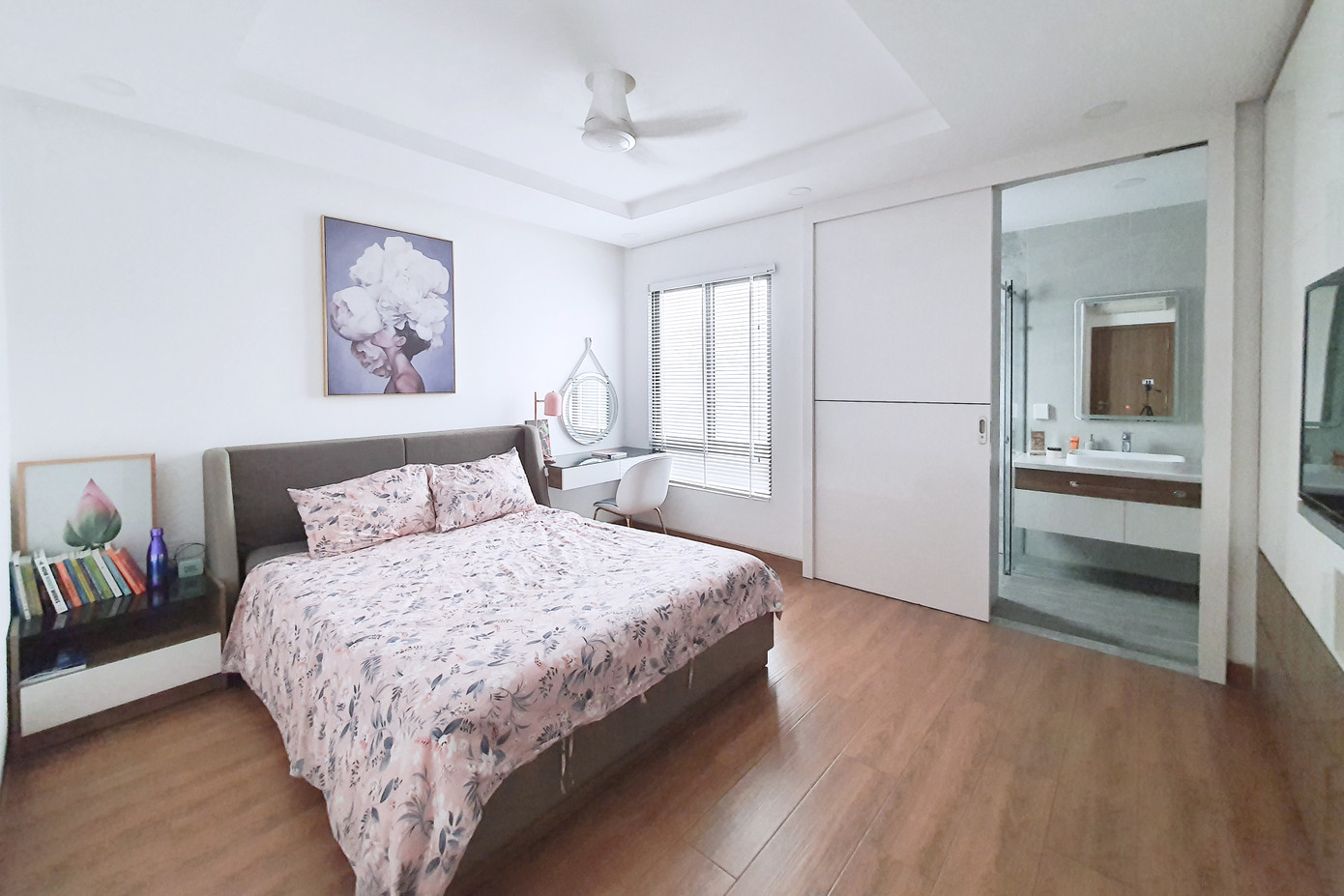 Phòng ngủ cho con có cửa phòng tắm giấu kín bên trong kệ sách.