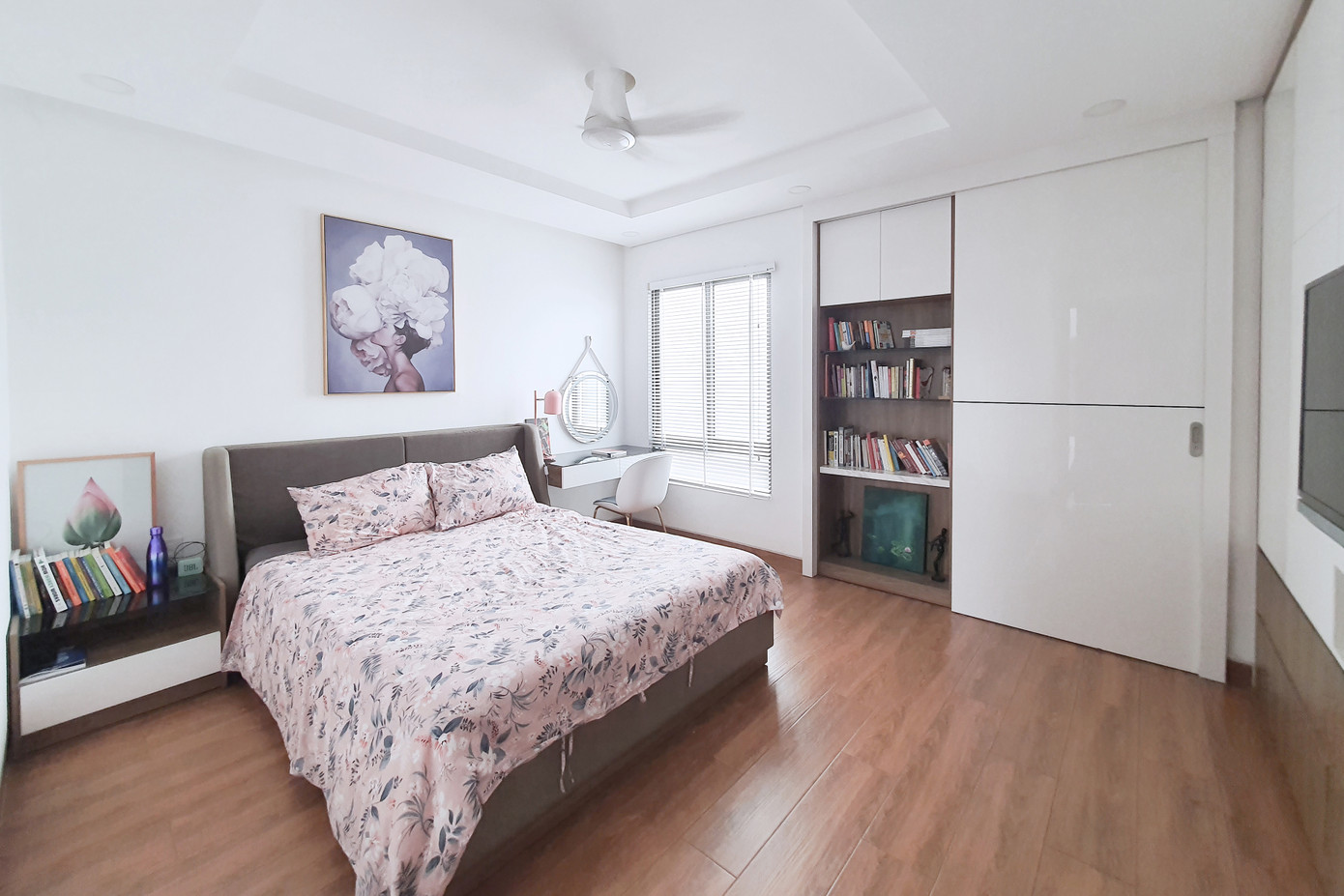 Phòng ngủ cho con thoáng đãng, rộng rãi.