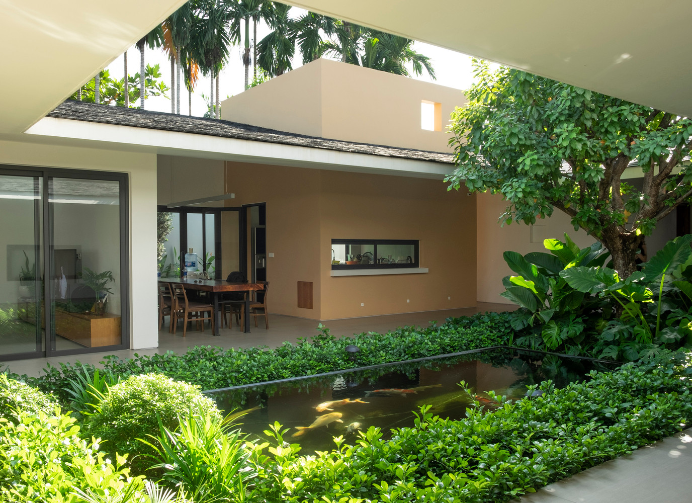 Ngôi nhà được thiết kế để thích nghi với khí hậu nhiệt đới, kết nối con người với nhau và với thiên nhiên thông qua không gian sống.