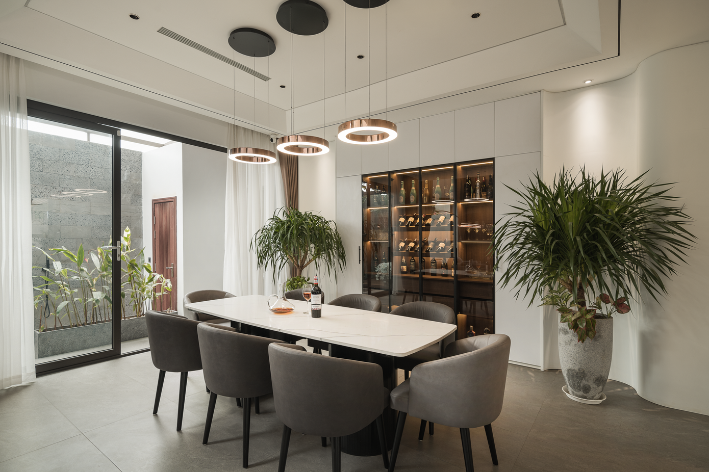 Từ phòng ăn có thể nhìn ra quang cảnh khu vườn bên ngoài qua cửa kính trượt trong suốt. Từ phòng ăn có thể nhìn ra quang cảnh khu vườn bên ngoài qua cửa kính trượt trong suốt.