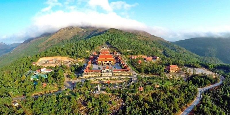 4. Chùa Ba Vàng tọa lạc ở ngọn núi cùng tên, thuộc thành phố Uông Bí, Hạ Long. Nằm ở độ cao 340m, với địa thế đẹp phía trước là sông, phía sau là núi, hai bên là rừng thông được ví như có Thanh Long, Bạch Hổ chầu phục, chùa Ba Vàng đã làm say lòng biết bao du khách.