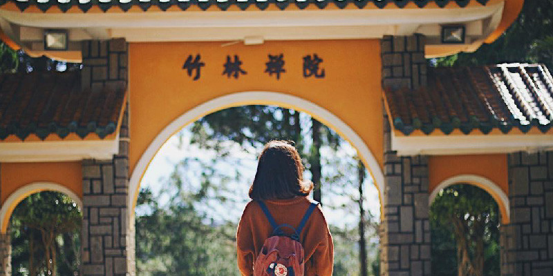 Đường đi đến thiền viện rất dễ đi, toàn bộ cung đường đến Thiền Viện Trúc Lâm Đà Lạt toàn bộ là đường nhựa và không kẹt xe. Đặc biệt, bạn cũng có thể đến đây bằng cáp treo, xuất phát từ trạm cáp treo đồi Robin. Trải nghiệm lướt qua rừng thông, vườn hoa đủ sắc và được ngắm nhìn toàn cảnh thành phố.