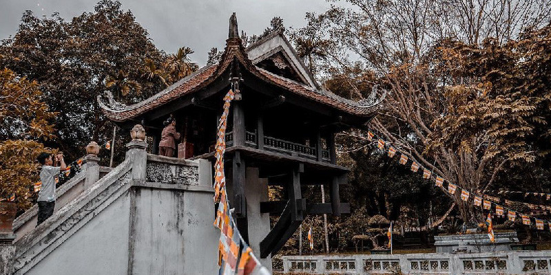 Thời gian để tham quan chùa là từ 7:00 - 18:00. Vào những ngày mùng 1 hoặc ngày rằm, chùa Một Cột sẽ tổ chức các lễ cúng của Phật tử và người dân đến dâng hương.