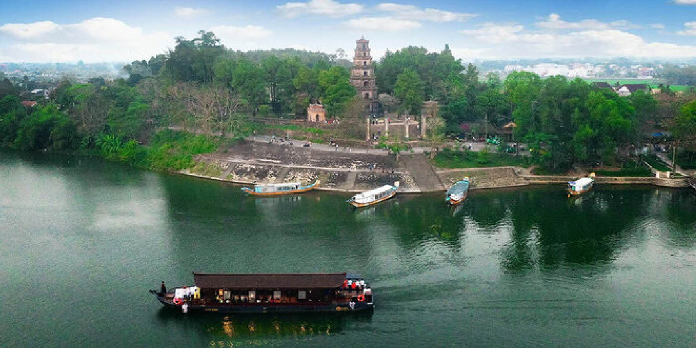 6. Chùa Thiên Mụ luôn đứng đầu khi nói đến những ngôi chùa đẹp ở Huế. Chùa còn có tên gọi là Linh Mụ, nằm trên đồi Hà Khê, đối diện là dòng sông Hương thơ mộng, cách trung tâm TP Huế khoảng 5 km. Vì sở hữu một khung cảnh vô cùng nên thơ và trữ tình nên chùa Thiên Mụ luôn là nguồn cảm hứng của bao tác phẩm nghệ thuật từ thi ca đến hội họa. Phong cảnh bình yên giữa thiên nhiên này đã khiến bao du khách phải bồi hồi, luyến lưu.