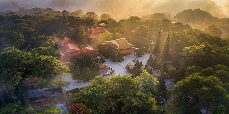 8. Thiền viện Trúc Lâm. Tọa lạc ở vị trí vô cùng tuyệt vời: nằm trên đỉnh núi Phụng Hoàng, xung quanh bao bọc bởi rừng thông xanh, mặt trước nhìn thẳng ra hồ Tuyền Lâm thơ mộng.
