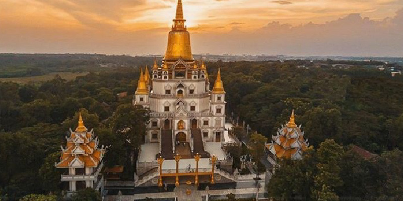 Trong ngày, thời điểm lý tưởng nhất để tham quan chùa Bửu Long là vào lúc sáng sớm hoặc hoàng hôn. Đến đây vào buổi sớm, bạn sẽ được tận hưởng không khí mát mẻ, trong lành, nắng cũng không quá gắt cho một chuyến đi dạo dưới những tán cây. Còn nếu lưu lại chùa Bửu Long vào lúc hoàng hôn, bạn sẽ được chiêm ngưỡng cảnh ánh mặt trời vàng cam lặn dần trên đỉnh tháp vô cùng ấn tượng.