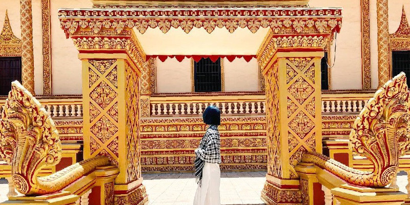 9. Chùa Bửu Long nằm cách trung tâm TP.HCM khoảng 20 km, tọa lạc trên một ngọn đồi nằm về phía Tây của sông Đồng Nai, thuộc địa phận quận 9. Được xây dựng lần đầu tiên vào năm 1942 và trùng tu vào 2007, chùa Bửu Long nay là một trong những ngôi chùa đẹp nhất Sài Gòn, thu hút người dân thành phố và khách du lịch đến chiêm bái.