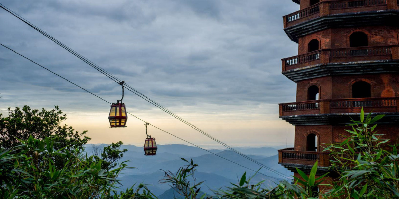 Để đến chùa Yên Tử, bạn có thể đi cáp treo rất thuận tiện. Ngồi trong cabin có thể ngắm nhìn trọn vẹn cảnh đẹp chùa Yên Tử từ trên cao, chiêm ngưỡng khu rừng cây Yên Tử, nơi có nhiều ngọn tùng cổ với tuổi đời đã hơn 700 năm.