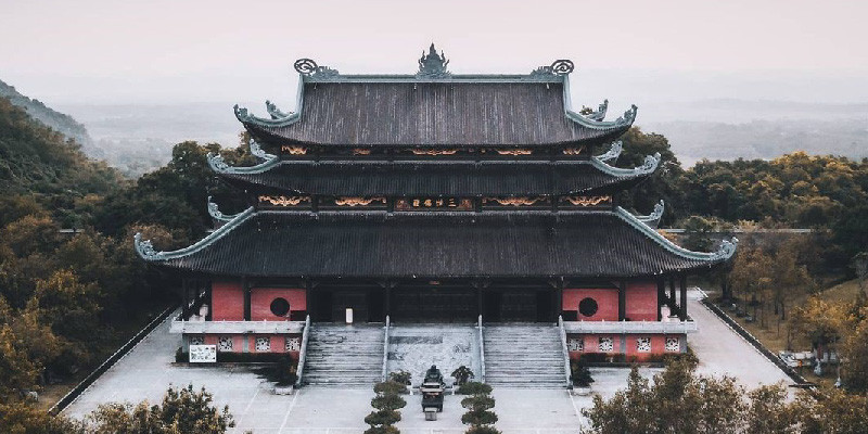 Bái Đính cổ tự được xây dựng từ năm 1136. Trải qua thời gian nghìn năm, các di tích cổ vẫn còn được lưu giữ khá nguyên vẹn như Hang sáng - Động tối, đền thờ thần Cao Sơn, đền thờ thánh Nguyễn, Giếng ngọc