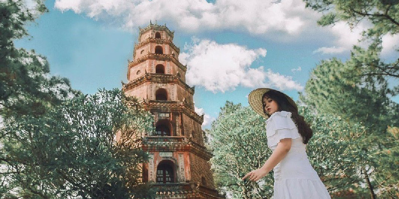 Chùa mở cửa từ sáng đến 18:00. Nếu bạn đến vào buổi chiều, nên nán lại để có cơ hội ngắm hoàng hôn trên sông Hương nữa nhé.