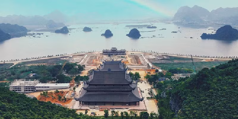 3. Chùa Tam Chúc - Hà Nam nằm ở xã Ba Sao, huyện Kim Bảng, tỉnh Hà Nam, cách thành phố Hà Nội khoảng 70km. Chùa Tam Chúc được xem như là ngôi chùa lớn nhất thế giới tính cho đến hiện tại, trải dài trên diện tích hơn 5.000 ha nằm trong quần thể khu du lịch Tam Chúc hoành tráng.