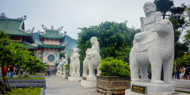 Chùa có kiến trúc khá đơn giản. Sau khi đi lên dãy bậc thang của cổng Tam Quan, bạn sẽ thấy được Chính điện ở đầu kia của sân rộng. Khuôn viên chùa, ngoài tượng Quan Thế Âm Bồ Tát thì còn có các dãy tượng La Hán, tháp Xá Lợi cao 9 tầng và các tượng Phật tọa dưới những tán cây xanh mát.