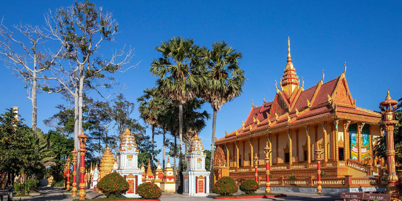 10. Chùa Xiêm Cán. Nằm tại xã Vĩnh Trạch Đông tỉnh Bạc Liêu, chùa Xiêm Cán là một trong những ngôi chùa Khmer lớn và lộng lẫy nhất trong hệ thống chùa Khmer ở Nam Bộ. Sự uy nghi và kiến trúc độc đáo của chùa Xiêm Cán luôn là điểm đặc biệt thu hút rất nhiều du khách đến đây để chiêm bái.