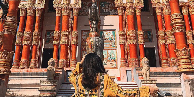 Đến đây bạn có thể ngắm nhìn được quần thể kiến trúc mang đậm phong cách Angkor theo trường phái Phật giáo Nam Tông. Các công trình tiêu biểu là tường thành, cổng tam quan, chính điện, tháp chuông… với màu sắc rực rỡ và các bức phù điêu được chạm trổ tinh xảo. Tại chùa Xiêm Cán, bạn còn được tìm hiểu về những phong tục, tín ngưỡng hay cuộc sống đặc trưng của người dân Khmer vùng sông nước Nam Bộ.