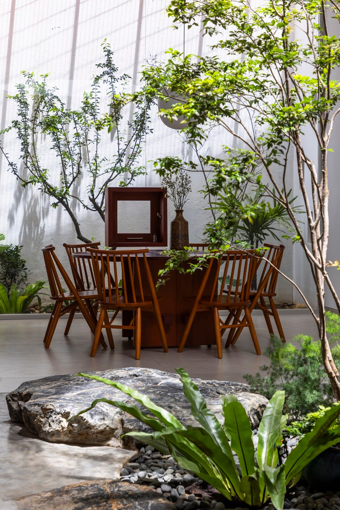 Bàn ăn được bao bọc bởi không gian xanh mát, nhiều cây cối, khiến gia chủ ăn ngon miệng hơn.