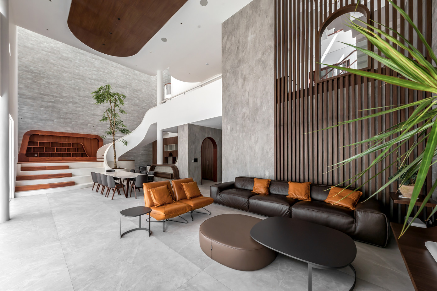 Phòng khách và phòng bếp nối liền một tầng.