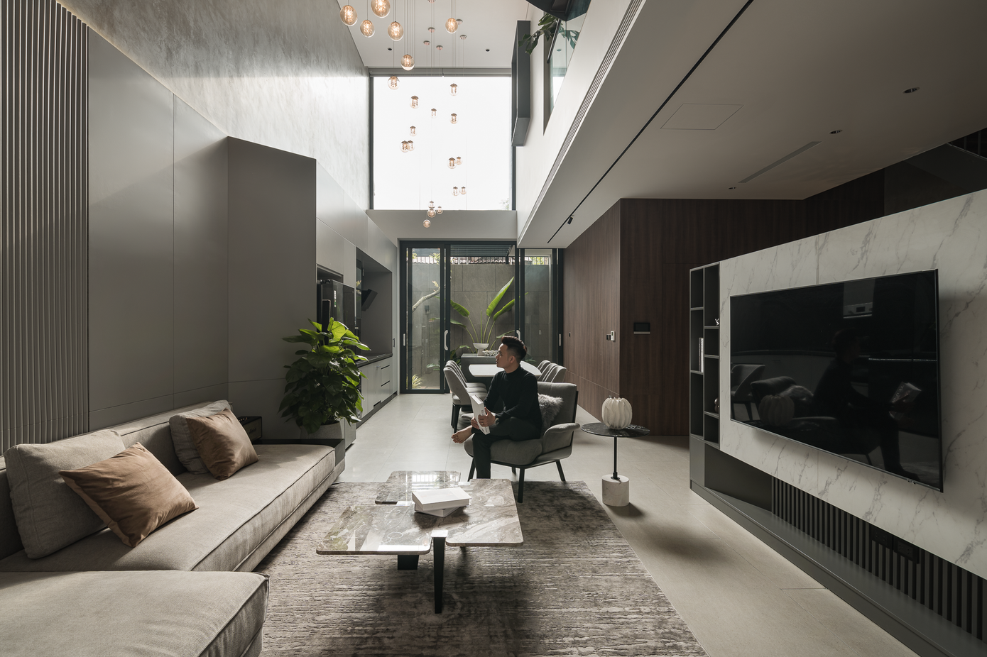 Bức tường được sơn hiệu ứng xi măng là điểm nhấn của phòng khách.