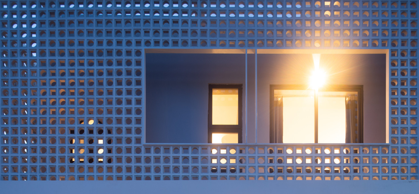 Lớp gạch hoa gió giảm tiếng ồn, cách nhiệt nhưng vẫn khiến ngôi nhà thông thoáng.