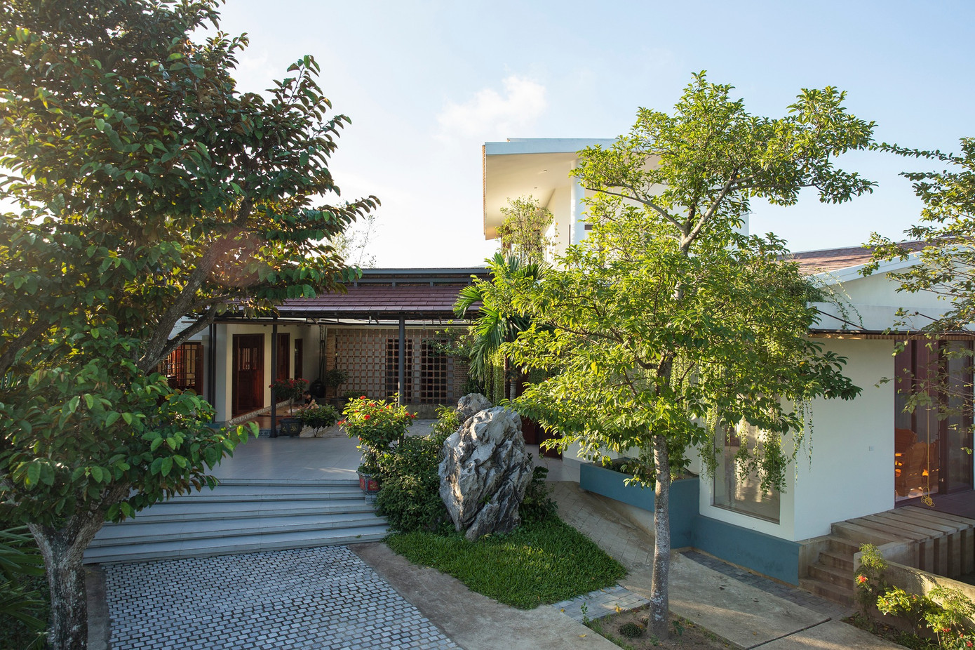 Ngôi nhà nhiều cây xanh, tiện nghi nhưng vẫn gần gũi với thiên nhiên.