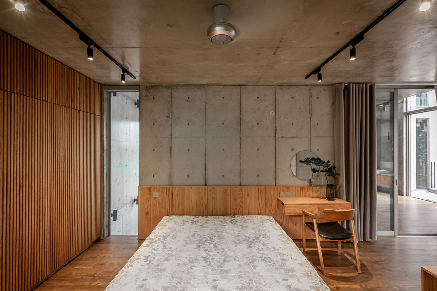 Trong phòng ngủ, có một chiếc bàn học nhỏ nằm bên cạnh chiếc giường, và lọ cây xanh giúp không gian thoáng đãng hơn. Trong phòng ngủ, có một chiếc bàn học nhỏ nằm bên cạnh chiếc giường, và lọ cây xanh giúp không gian thoáng đãng hơn.