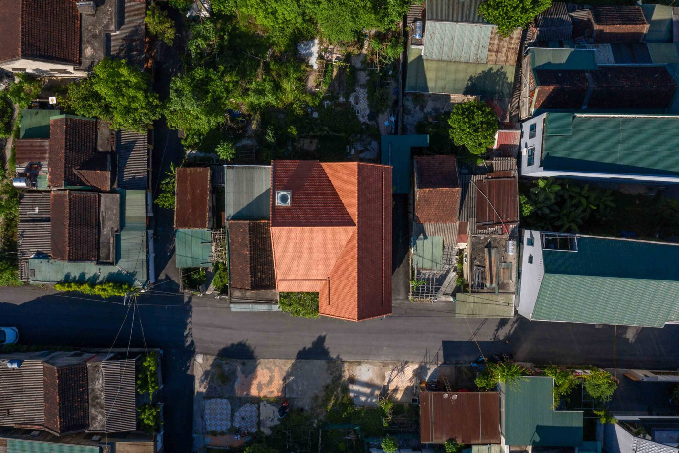 Ngôi nhà nằm ở một khu vực yên tĩnh, đậm chất đồng quê.