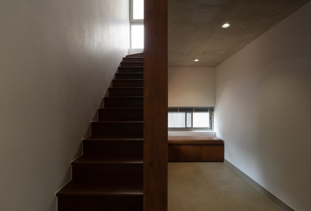 Cầu thang găm tường mang lại vẻ độc đáo cho biệt thự. Cầu thang găm tường mang lại vẻ độc đáo cho biệt thự.