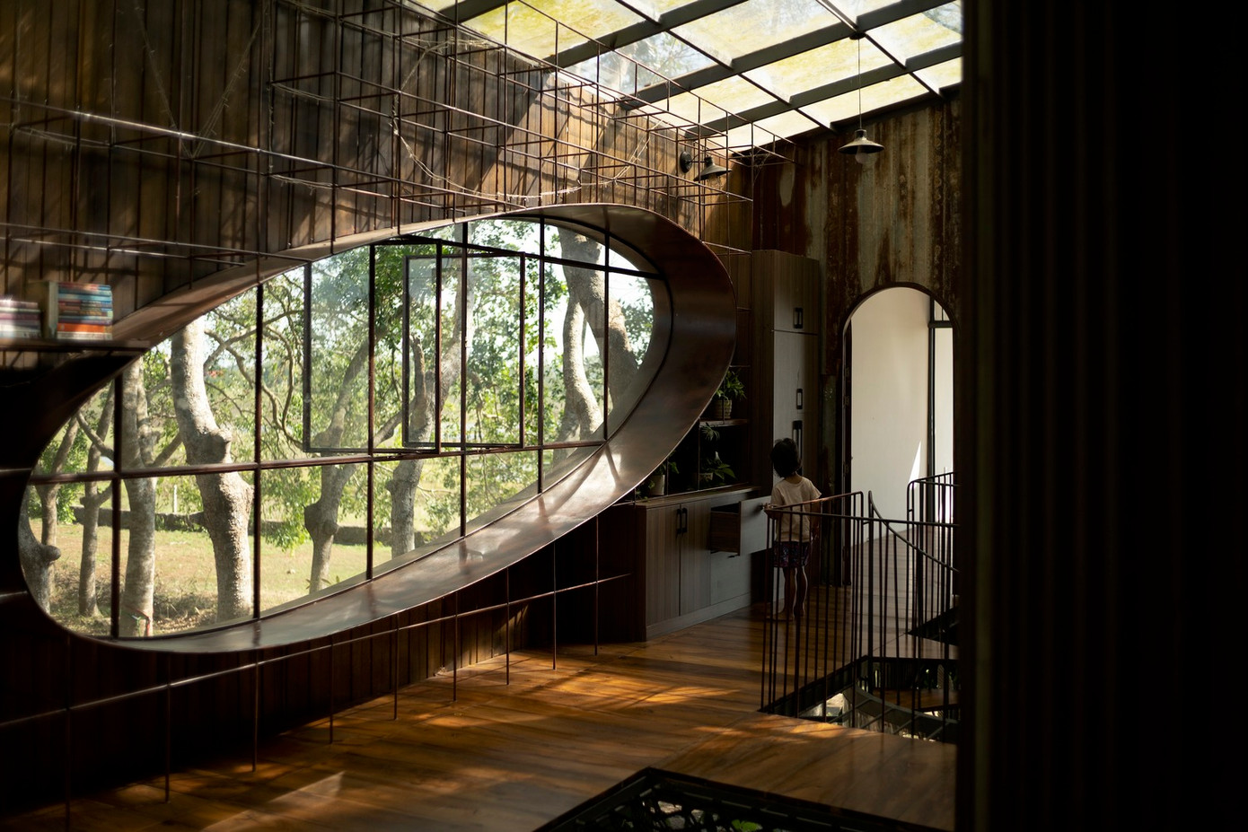 Kiến trúc sư xây dựng tòa nhà như một ngôi nhà trên cây, nằm trên mặt đất, dựa vào những cây lớn bên dưới bóng rừng xà cừ. Kết cấu thép và tôn "phế liệu" khiến công trình có thể di chuyển từ nơi này đến nơi khác khá linh hoạt mà không ảnh hưởng đến môi trường tự nhiên. Kiến trúc sư xây dựng tòa nhà như một ngôi nhà trên cây, nằm trên mặt đất, dựa vào những cây lớn bên dưới bóng rừng xà cừ. Kết cấu thép và tôn "phế liệu" khiến công trình có thể di chuyển từ nơi này đến nơi khác khá linh hoạt mà không ảnh hưởng đến môi trường tự nhiên.