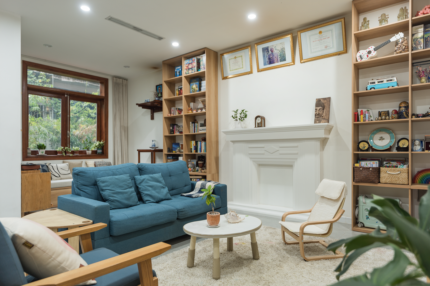 Phòng khách hiện đại với bức tường sơn màu trắng khiến không gian như rộng hơn. Phòng khách hiện đại với bức tường sơn màu trắng khiến không gian như rộng hơn.