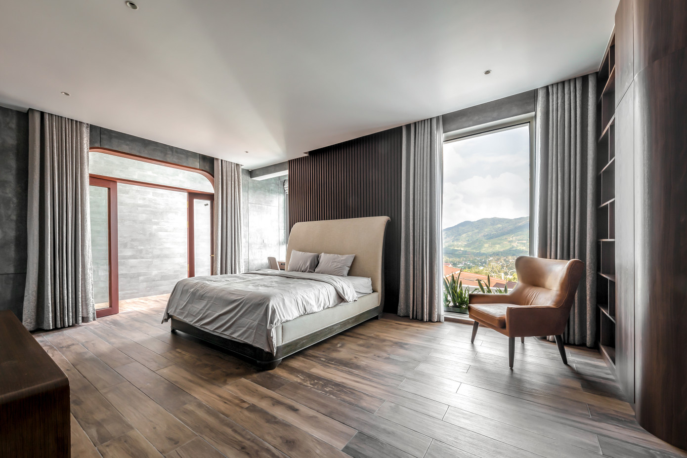 Phòng ngủ chính ở tầng 2 với tầm nhìn ra cảnh núi đồi bên ngoài.