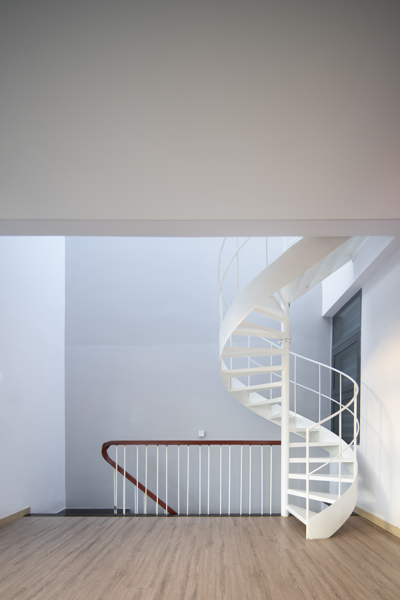 Cầu thang dạng xoắn tạo điểm nhấn cho ngôi nhà.