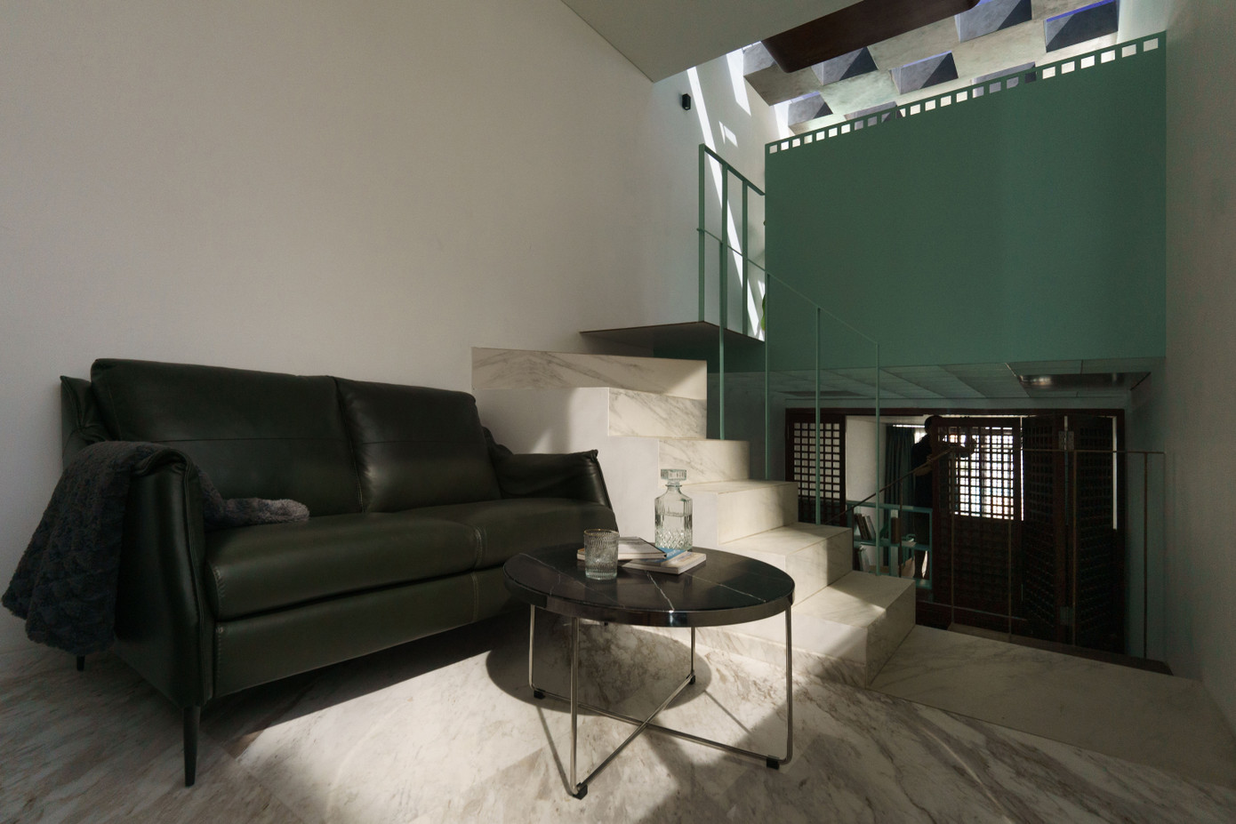 Bộ ghế sofa và bàn đen khiến không gian thêm sang trọng, huyền bí.