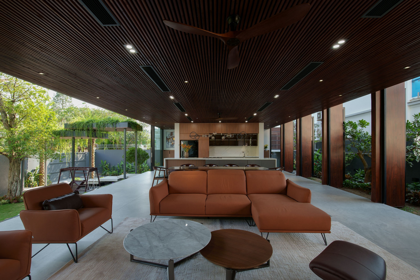 Phòng khách, bếp và khu vực ăn uống liên kết chặt chẽ với nhau.