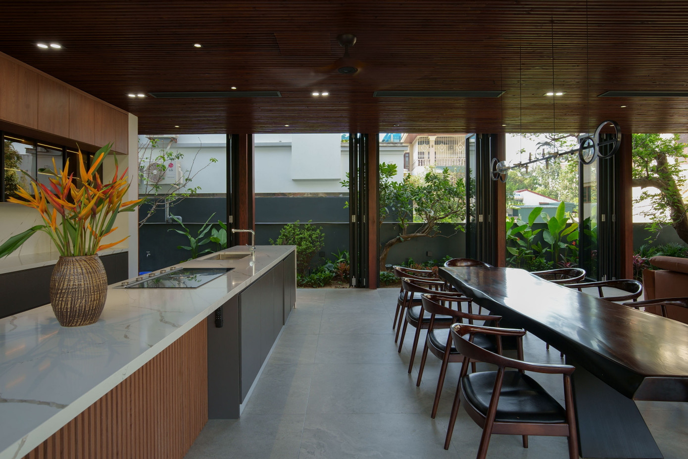 Phòng ăn và bếp rộng rãi, có thể phục vụ nhiều người.