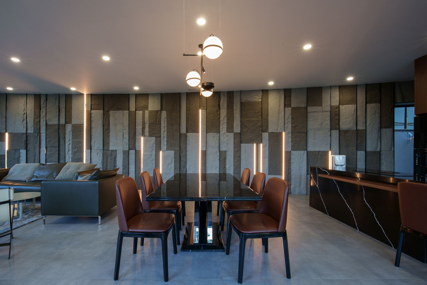 Bàn ăn nằm ở trung tâm ngôi nhà. Bàn ăn nằm ở trung tâm ngôi nhà.