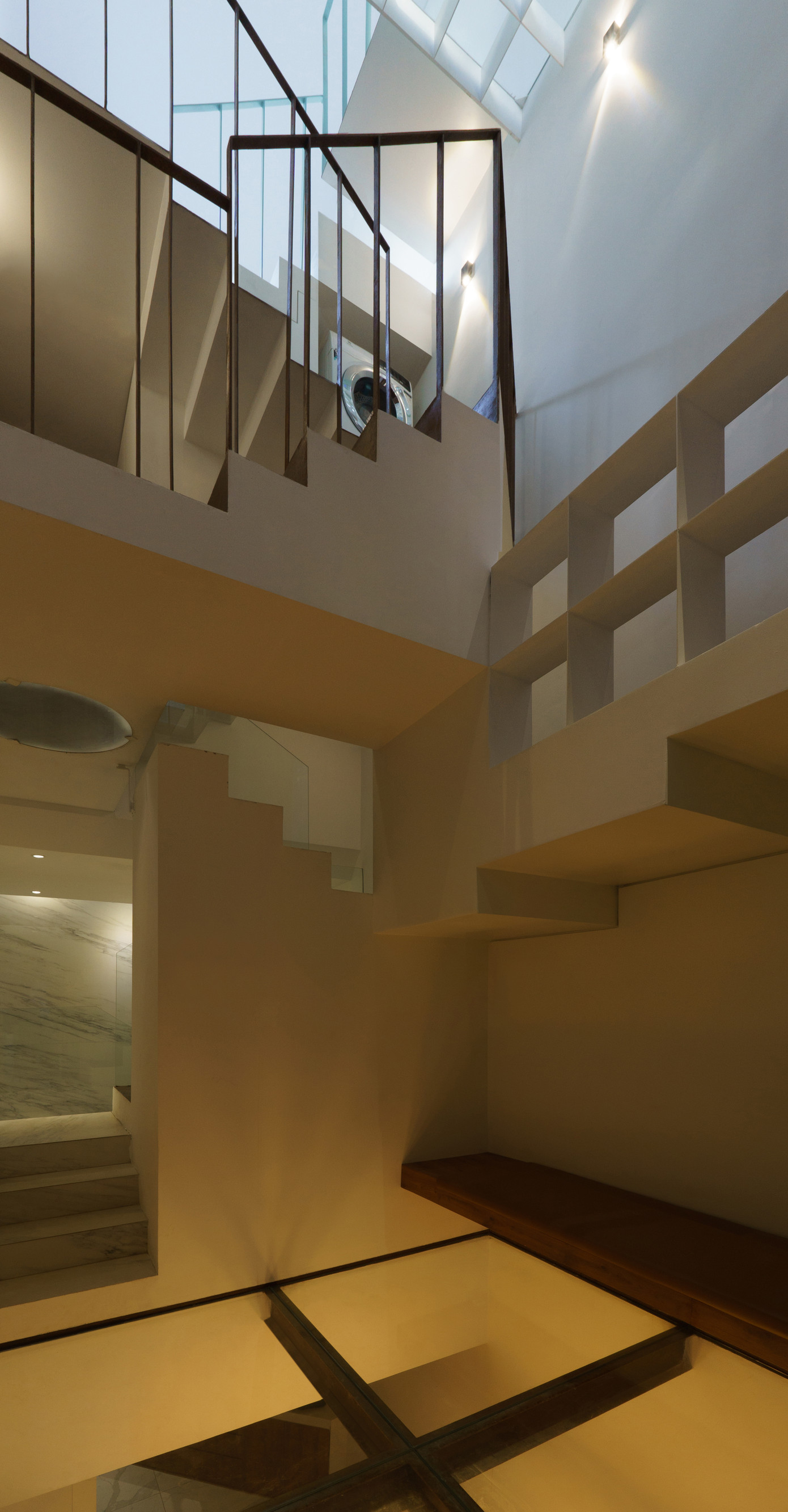 Cầu thang được thiết kế phá cách, tiết kiệm không gian và tạo điểm nhấn cho ngôi nhà.