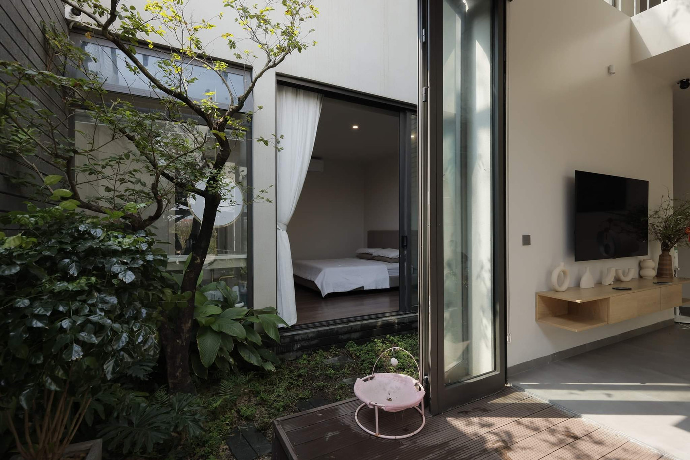 Con đường xanh chạy qua phòng ngủ được thiết kế mở tầm nhìn ra vườn, ngay tại phòng ngủ này cha mẹ cũng có thể "nghe ngóng" những hoạt động của trẻ em ở khu vực nhà chính.