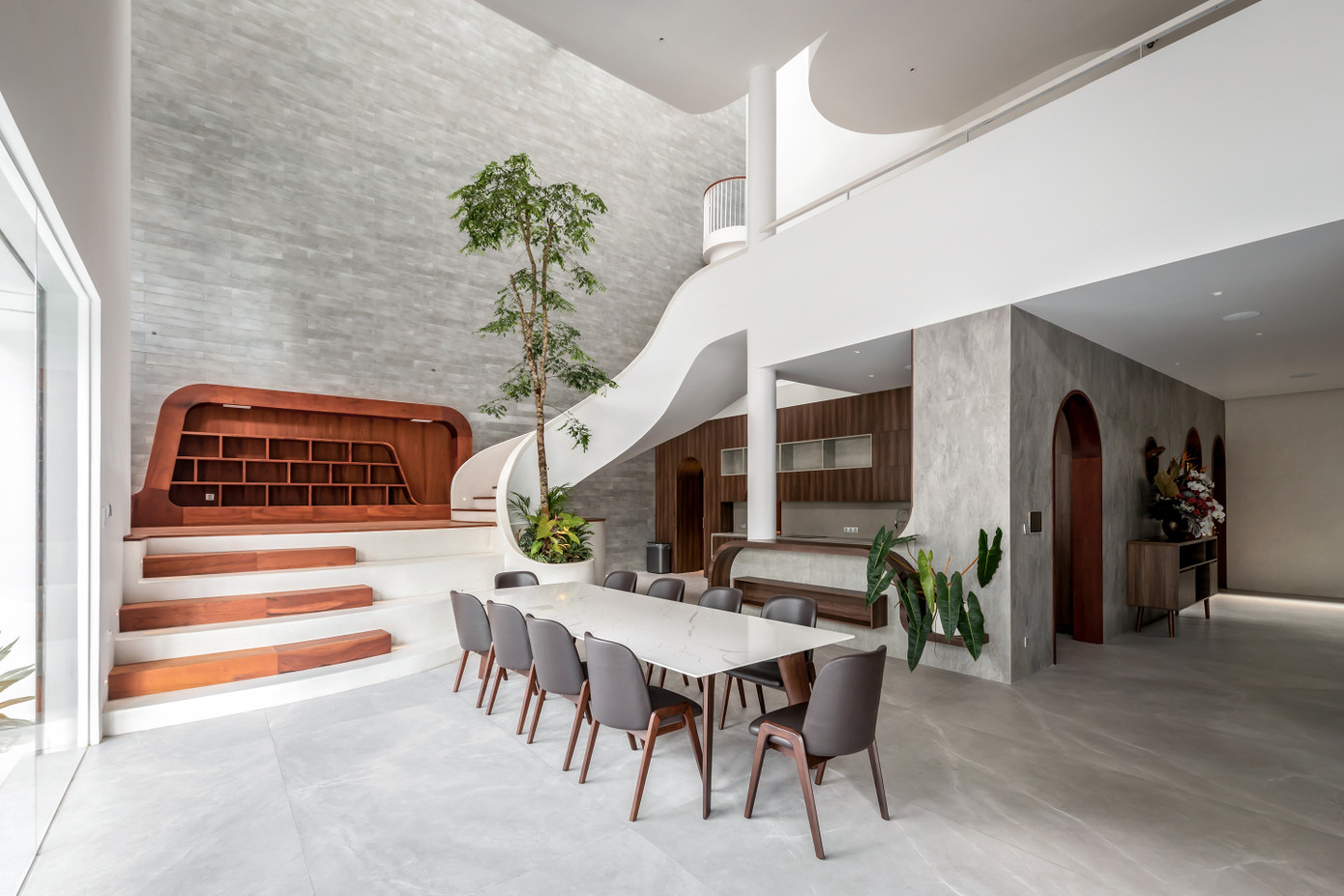 Khoảng thông tầng đưa ánh sáng tự nhiên vào trong nhà.