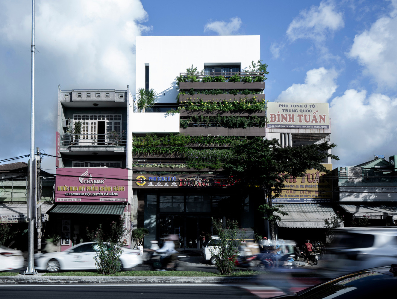 Nhà DKS điển hình cho một căn nhà phố ở các trung tâm đô thị Việt Nam với cuộc sống luôn hối hả và bận rộn. Căn nhà rộng 200 m2 và có nhiều bất lợi như ô nhiễm tiếng ồn, bụi mịn, giao thông đông đúc hay ánh sáng chiếu trực tiếp từ phía tây.