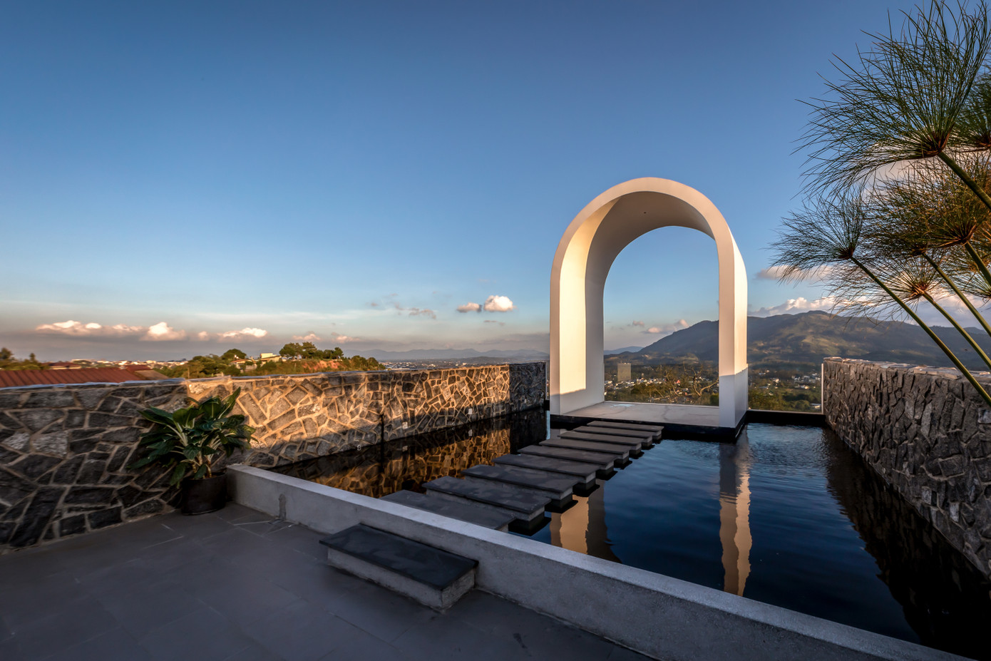 Ráng chiều buông xuống nơi ngắm cảnh phía cuối mái nhà xưởng.