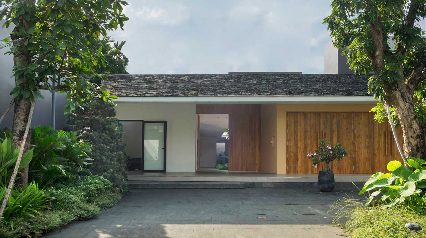 Phòng riêng trong những khối hộp tách rời nhau tạo nên những khoảng trống và sự đối lưu không khí đến mọi nơi trong căn nhà.