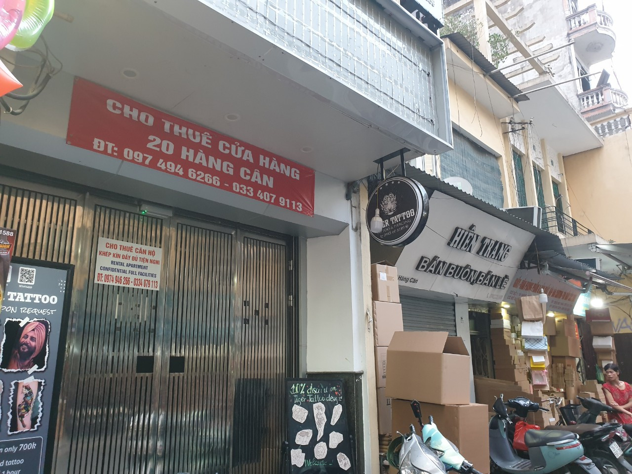 Nhà mặt tiền cho thuê trên phố đi bộ hồ Hoàn Kiếm, quận Hoàn Kiếm, Hà Nội ngày 23/10. Nhà mặt tiền cho thuê trên phố đi bộ hồ Hoàn Kiếm, quận Hoàn Kiếm, Hà Nội ngày 23/10.