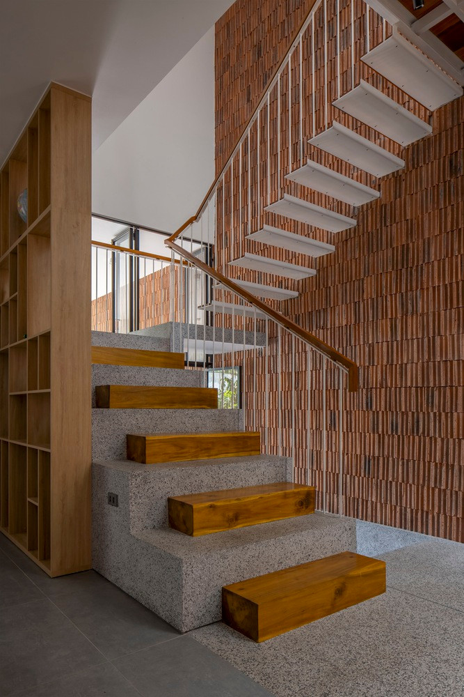 Căn nhà linh hoạt, rộng mở và đa dạng, với nhiều không gian mở và thoáng khí.