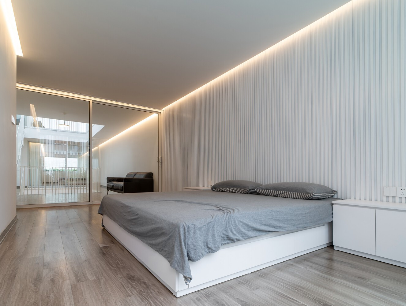 Vách ngăn phòng lớn, vách ngăn màu trắng, các khe hở được bố trí để đón làn gió mát mùa hè, giúp không khí lưu thông và làm mới mỗi góc của căn nhà.