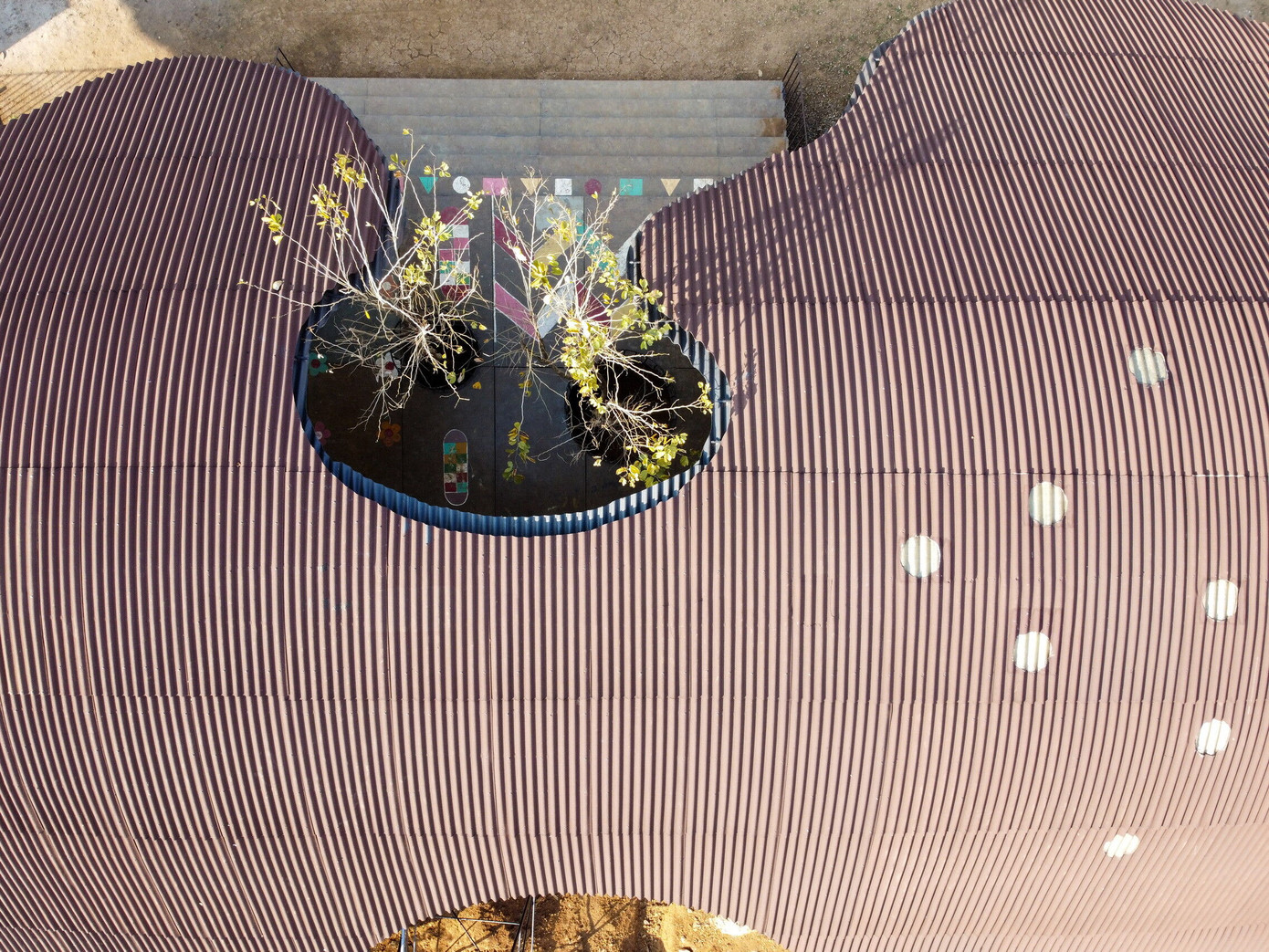 Kiến trúc sư tạo nên những lỗ thủng trên mái, vừa tiết kiệm điện, vừa tạo ánh sáng tự nhiên cho lớp học.