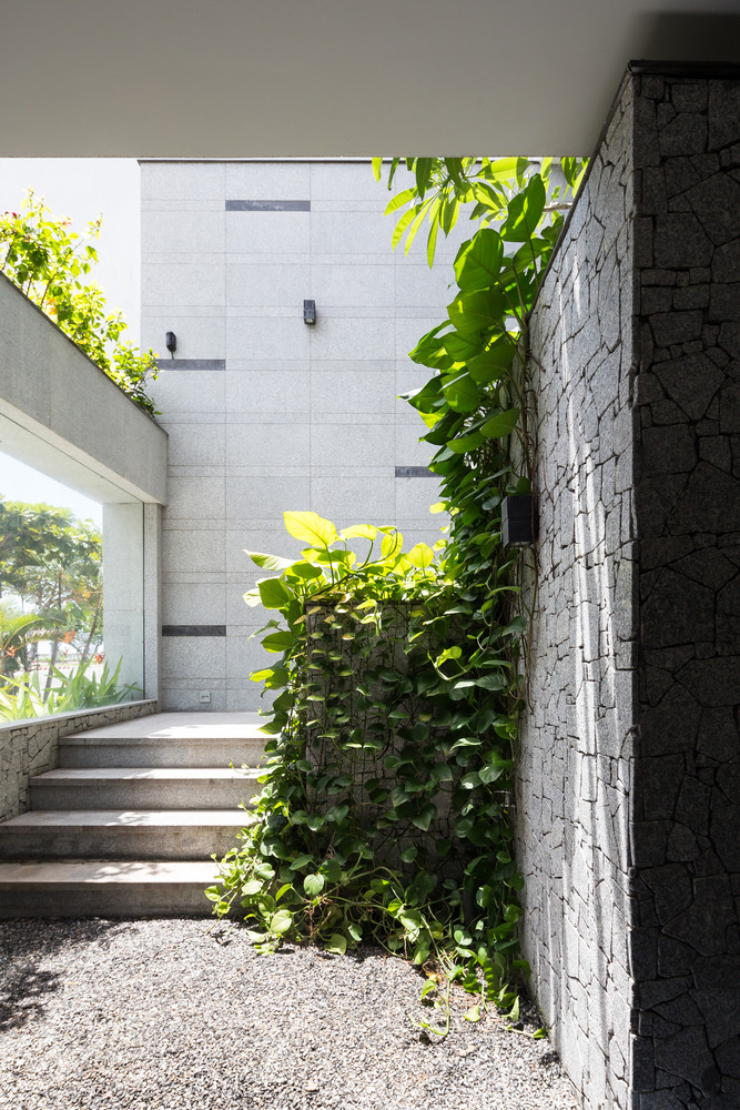 Những thông tầng và cây cối được sắp xếp tuần tự để ánh sáng và gió biển thổi đến mọi ngóc ngách trong căn nhà.