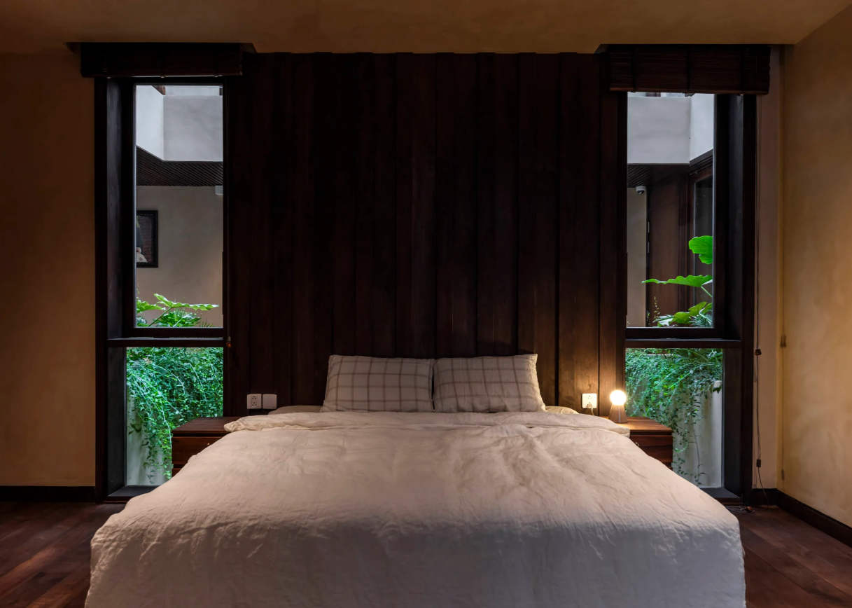 Phòng ngủ tối giản nội thất nhưng vẫn ưu tiên các khoảng xanh.