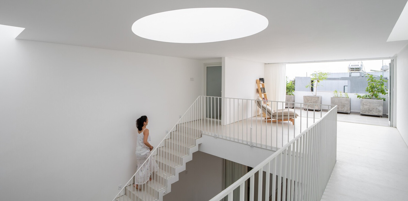 Việc mở rộng không gian theo chiều dọc thông qua giếng trời nhằm mục đích thêm vào ảnh hưởng của thời gian, định hình nên trải nghiệm đi bộ.