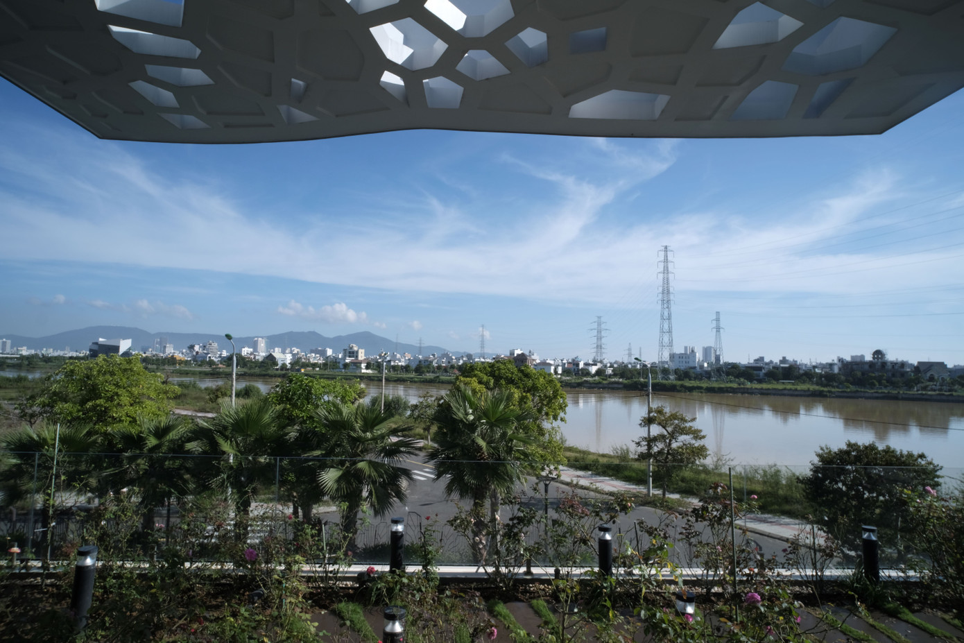 Những mái đua có lỗ thủng như cánh những con chuồn chuồn.