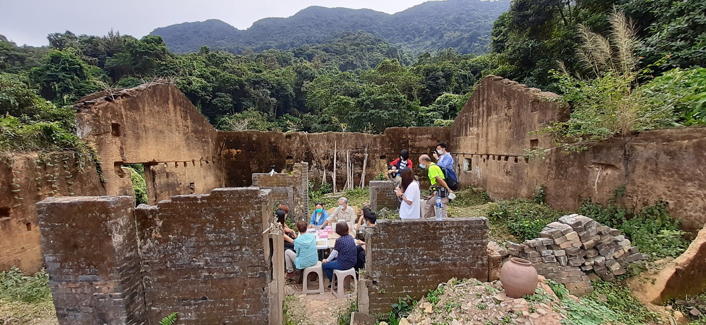 Một “Lễ hội hoa nở” được tổ chức để kỷ niệm việc hoàn thành hai ngôi nhà. Dân làng chia sẻ những câu chuyện, đồ ăn vặt truyền thống của người Hakka, và những hoạt động văn hóa. Trong khi đó, sinh viên và tình nguyện viên sắp xếp những chuyến thăm quan đặc sắc và những sự kiện được lấy cảm hứng từ môi trường.