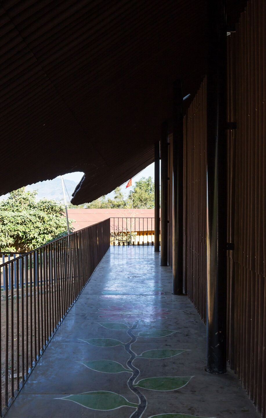 Sân trường lát đá, trang trí thêm hoa để tăng tính thẩm mĩ.